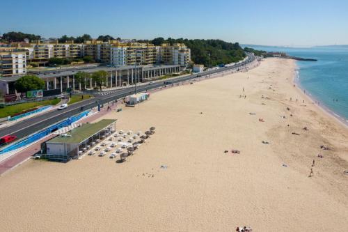 奥埃拉斯Lisbon Blue House的海滩空中美景,配有遮阳伞