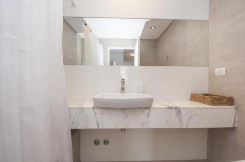 布宜诺斯艾利斯Libertador Complete Suite的白色的浴室设有水槽和镜子