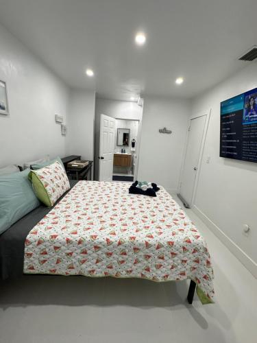 迈阿密Casa West Miami的一间卧室配有一张带鲜花床罩的床。
