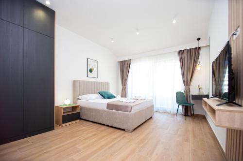 布德瓦Apartments Sirena的一间卧室配有一张床和一台电视