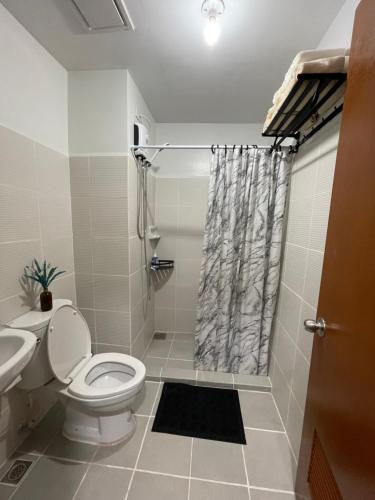 巴科洛德Gravins616 Condo BCD的一间带卫生间和淋浴的浴室