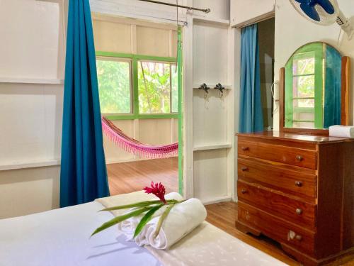 博卡德拉戈Drago Beach House - Private Beach的一间卧室配有一张床、梳妆台和镜子