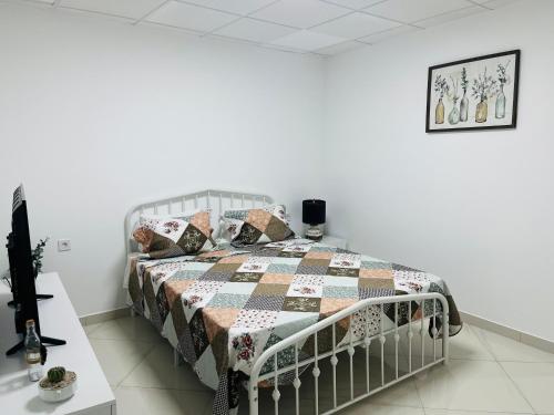 普拉亚Techas City Center Luxurious Suites & Rooms的一间卧室配有床,床上装有被子