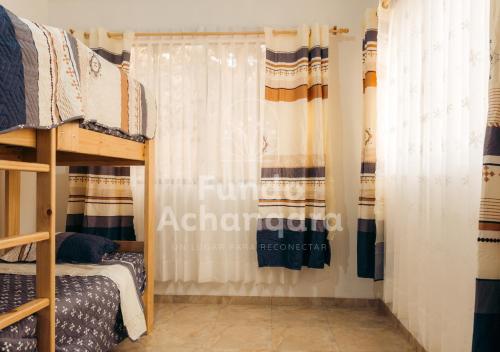 利马Fundo Achanqara Cieneguilla的配有双层床和窗帘的房间