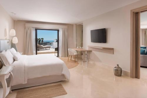 马贝拉The Westin La Quinta Golf Resort & Spa, Benahavis, Marbella的一间白色卧室,配有床和电视