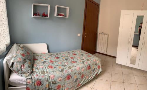 斯特雷萨Garibaldi 26的一间卧室配有一张带鲜花毯子的床