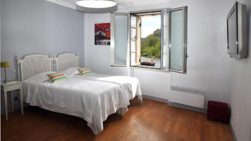 拉罗克加雅克普拉坦斯酒店的白色的卧室设有床和窗户