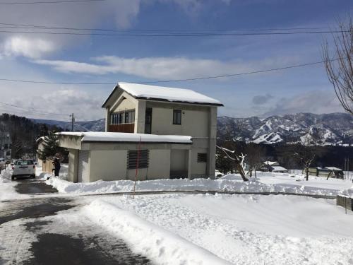 野沢NIKONOS III的前面的地面上积雪的房子