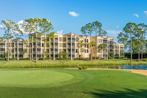 奥兰多皇家棕榈树万豪酒店的从高尔夫球场欣赏到度假村的景色