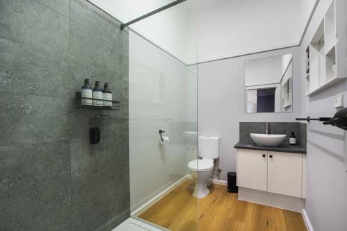 拜恩斯代尔The Home Sweet Home的带淋浴、卫生间和盥洗盆的浴室