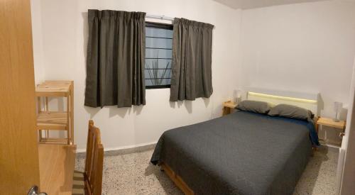 墨西哥城Beds Friends Asis的一间卧室设有一张床和一个窗口