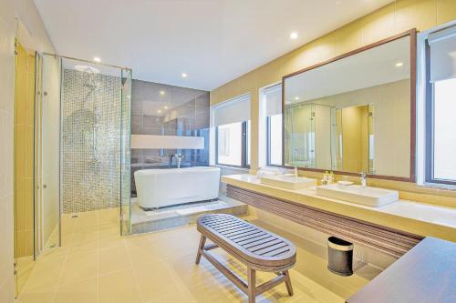 富国水星富国岛别墅度假村 的一间带两个盥洗盆和大镜子的浴室