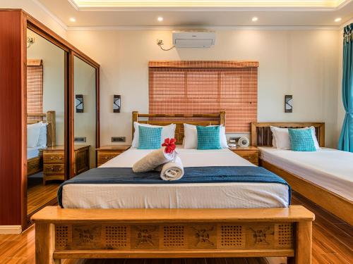 安塞奥潘美森迪阿岩旅馆的一间卧室配有两张床和镜子