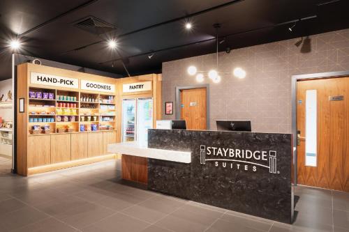 布莱顿霍夫Staybridge Suites Brighton, an IHG Hotel的一间房间中间带柜台的商店