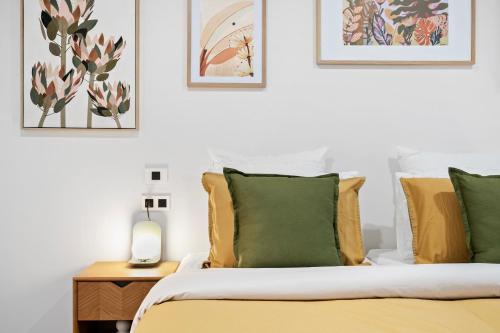 芒特甘比尔City Edge Apartment 1 (Wheelchair Accessible)的一间卧室配有一张带黄色和绿色枕头的床