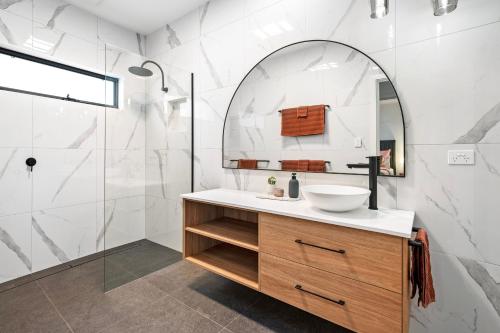 芒特甘比尔City Edge Apartment 1 (Wheelchair Accessible)的一间带水槽和镜子的浴室