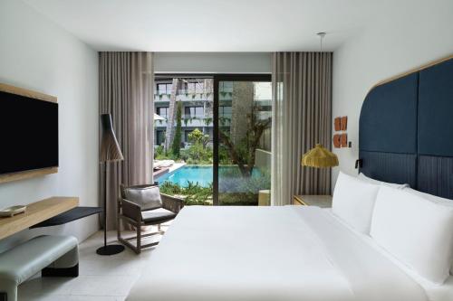 皮洛斯W Costa Navarino的酒店客房 - 带一张床并享有游泳池的景色