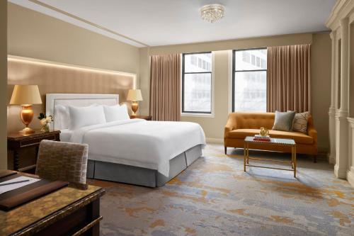 华盛顿华盛顿特区瑞吉酒店的酒店客房,配有床和沙发