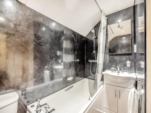 TetneyThe Hayloft - Uk44519的带浴缸和盥洗盆的浴室