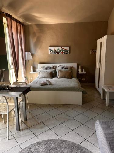 阿斯蒂Bon Bon del Corso con terrazzo e aria condizionata的一间卧室配有一张床和一张书桌