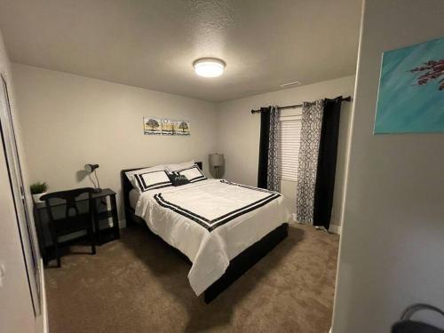 普罗沃Exotic Basement apartment, fully furnished的一间卧室配有一张床和一盏灯