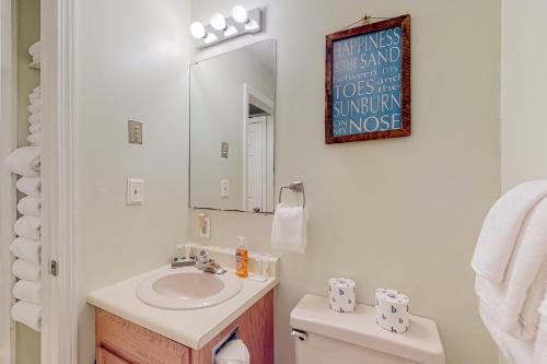 威尔斯Wellington Manor 240的白色的浴室设有水槽和镜子