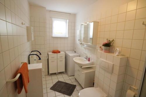 雷希林Ferienwohnung Kleine Müritz的白色的浴室设有水槽和卫生间。