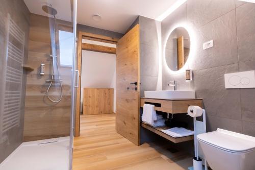 什科菲亚洛卡Boutique Hotel Vila Loka的一间带水槽、卫生间和淋浴的浴室