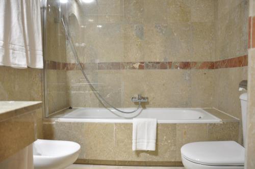 卡拉瓦卡·德·拉·克鲁斯NEO HOTEL的带浴缸、卫生间和盥洗盆的浴室