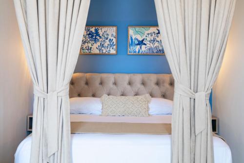 伊拉克里萨Aqua Heaven的一间卧室配有一张带两张窗帘的床