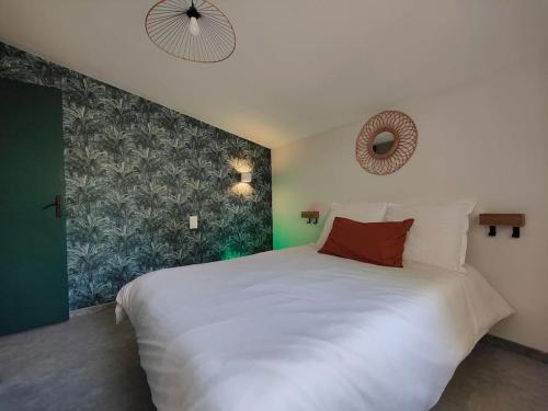 Appartement moderne en rez de jardin - La Cascade的卧室配有白色的床和绿色的墙壁