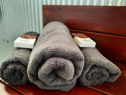 BiboohraWild Nature Lodge, Mareeba Wetlands的木桌旁的两条毛巾