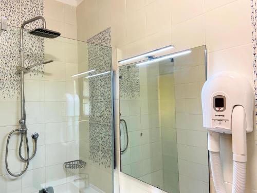 菲纳莱利古雷Il Borgo的浴室里设有玻璃门淋浴