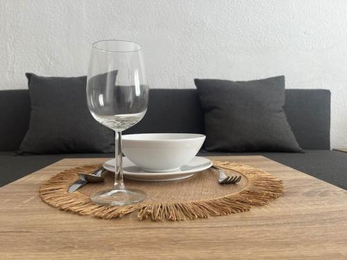 埃尔罗西奥Suite en el corazón de Doñana的一张桌子,上面放着酒杯和碗