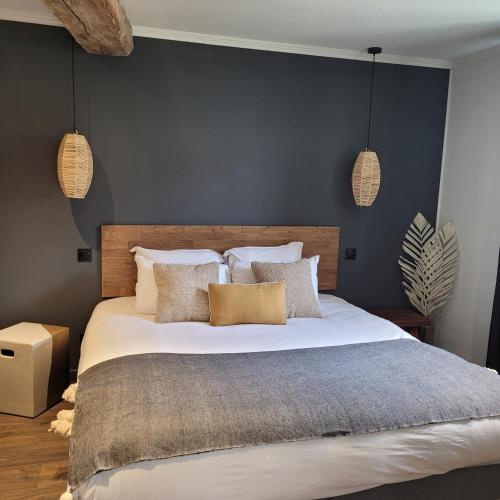 希农Hôtel Rive Sud的卧室配有带枕头的大型白色床