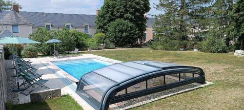 Monthou-sur-Cher瓦雷纳旅馆的一座带玻璃桥的庭院内的游泳池