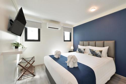 曼谷Gate43 Garden Villa的一间卧室设有一张蓝色墙壁的大床