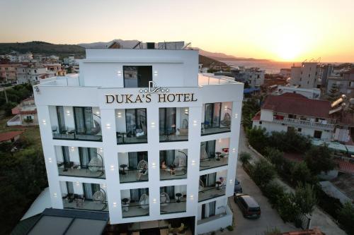 卡萨米尔Duka's Hotel的一座有公爵夫人酒店标志的建筑