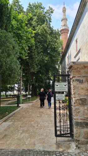 YıldırımCozy Spacious near Green Mosque的一群人沿着建筑旁边的人行道走