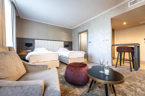科马尔诺HOTEL EUROPA的酒店客房,设有两张床和一张沙发
