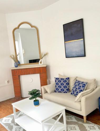 勒阿弗尔Maison Coty - Hypercentre/Plage的带沙发和镜子的客厅
