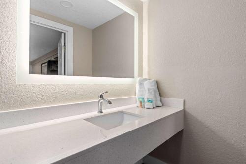 奥兰多Travelodge by Wyndham Kissimmee Orlando的一间带水槽和镜子的浴室