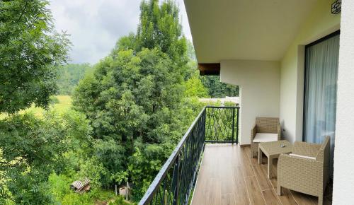 萨拉热窝Ilidža Park Apartments的阳台享有树木的景致。