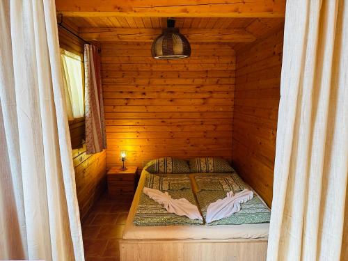 赞考Babett Vendégház的小木屋内的小房间,配有一张床