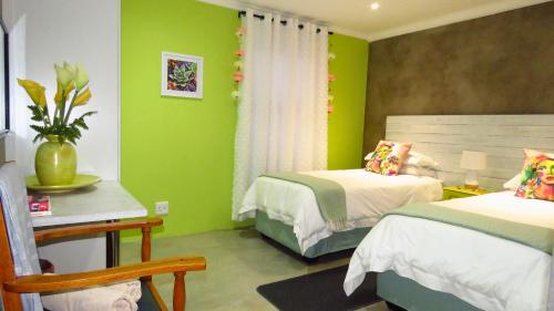 帕尔Sonvanger 2的一间卧室设有两张床,拥有绿色的墙壁