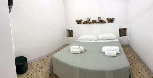 奇尼斯Settegrana Suite con vasca idromassaggio的一间设有床铺和毛巾的房间
