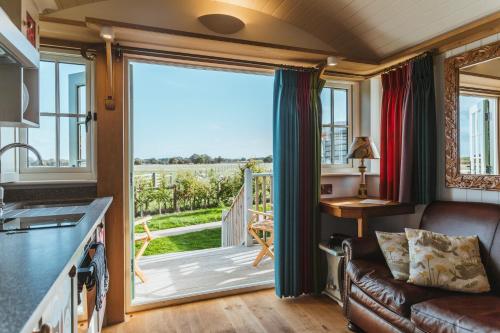 约克Hornington Manor Luxury Shepherd Huts的一间厨房和带大型滑动玻璃门的客厅