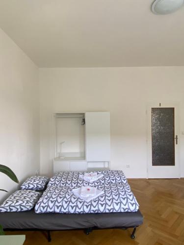 布尔诺Soukromý pokoj v třípokojovém bytě - Private room in three room flat的卧室中间设有一张床