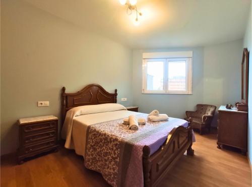 萨里亚Casa-Nova 2的一间卧室配有一张带桌子和窗户的床