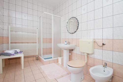 伊利尔斯卡比斯特里察Cozy room in nature, perfect for relax的一间带卫生间和水槽的浴室